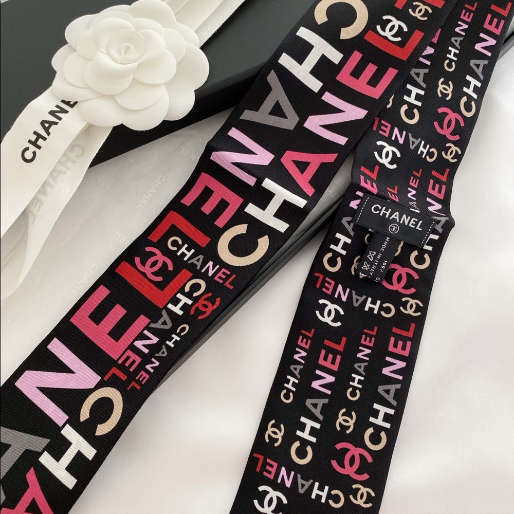CHANEL Black and Pink Logo Scarf - Picture 4 of 16